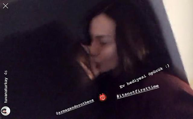 Tuvana Türkay kadın arkadaşıyla dudak dudağa - Resim: 1