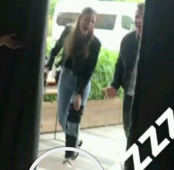 Fi dizisinin setinde sakatlanan Serenay Sarıkaya koltuk değnekleriyle - Resim: 1