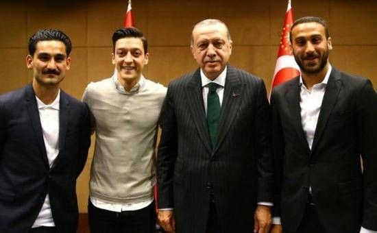 Erdoğan'la görüşen Mesut Özil ve İlkay Gündoğan ıslıklandı! - Resim: 1