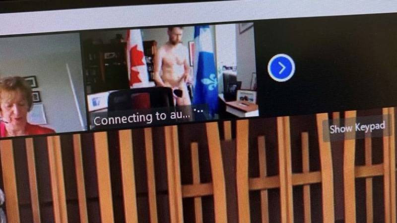 Parlamento Oturumuna Çıplak Katılan Vekil, Bu Kez de Tuvaletten Bağlandı - Resim: 1