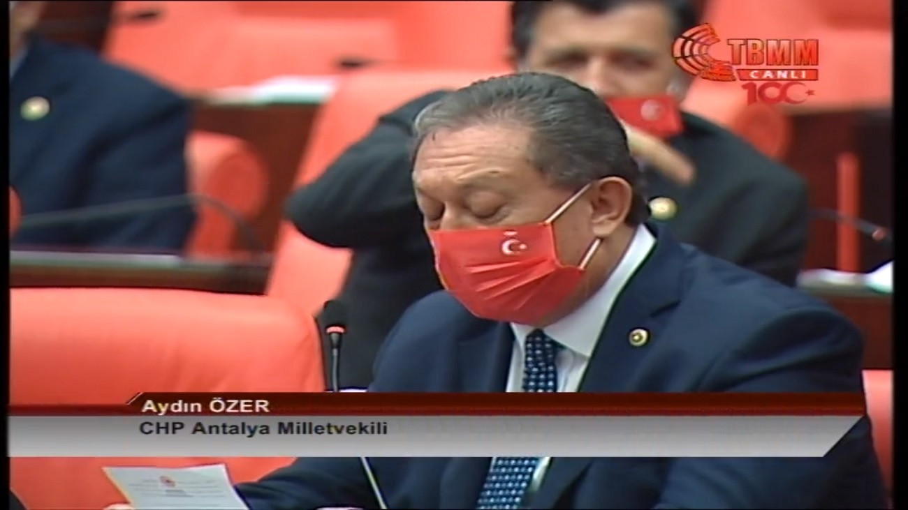 CHP'li vekillerden Atatürk ve Ay Yıldızlı kırmızı maske sürprizi