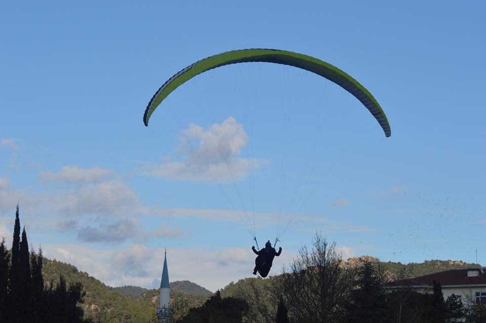 Sahaya paraşütle indi hakem kırmızı kart verdi - Resim: 1