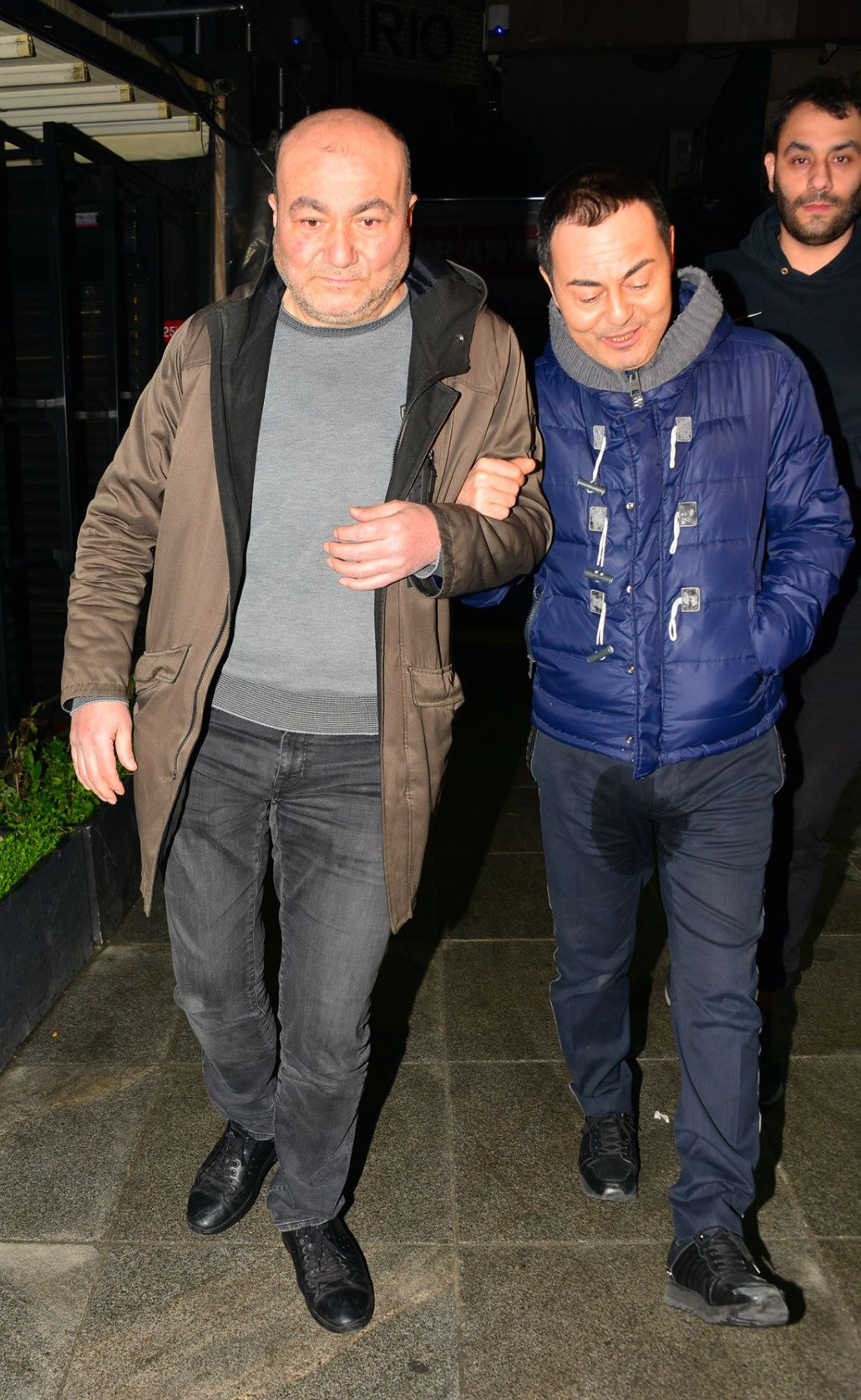 Serdar Ortaç Altına Kaçırdı! Aşırı Sıvı İçince.. - Resim: 1