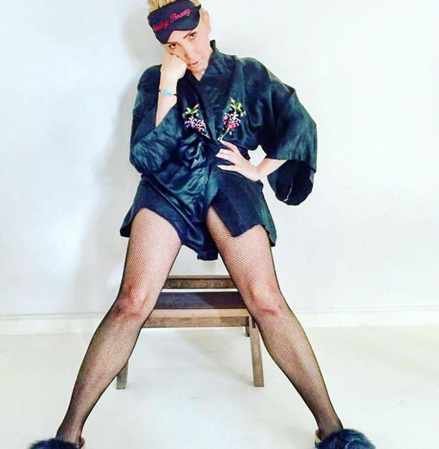 Yonca Evcimik'ten yaşıtların hacca gidiyor diyen takipçiye cevap - Resim: 1