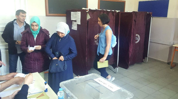 Görevliler tarafından uyarıldı: Zehra Çilingiroğlu oy kullandı ama... - Resim: 2