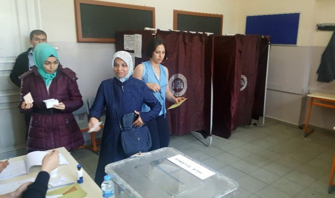 Görevliler tarafından uyarıldı: Zehra Çilingiroğlu oy kullandı ama... - Resim: 1