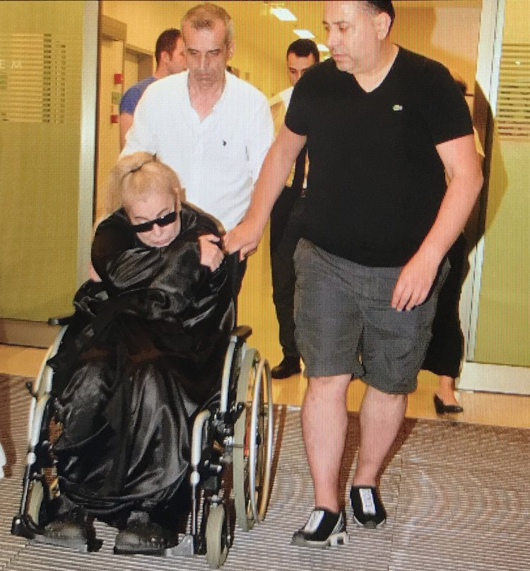 Zerrin Özer Adnan Hocacı eş yüzünden hastaneye kaldırıldı - Resim: 1