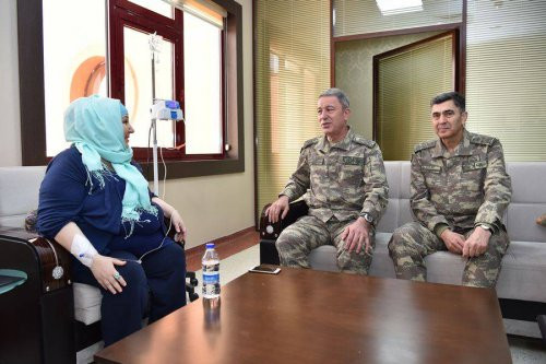 Sosyal medya Hulusi Akar'ın Atatürk'e hakaret eden Akit yazarına ziyaretini konuşuyor - Resim: 1